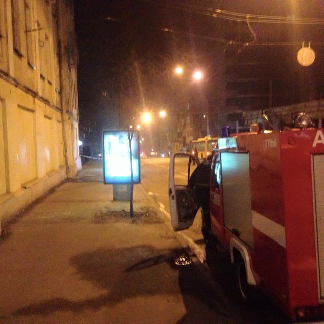 <p>У центрі Києва по вул. Артема 75 загорілася 5-ти поверхова будівля, фото Facebook</p>