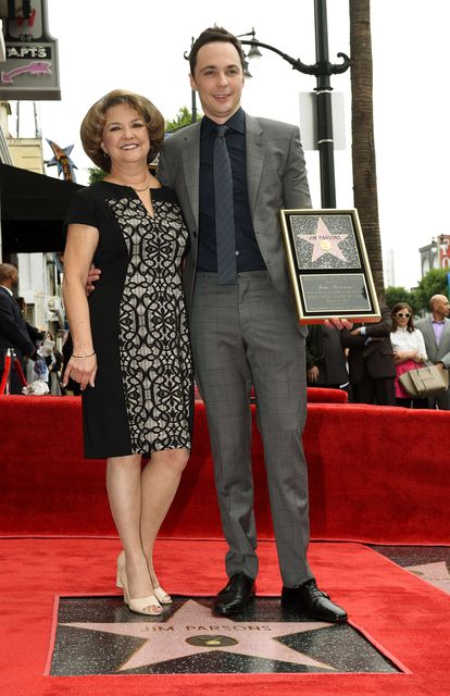 Актер с мамой. фото:AFP