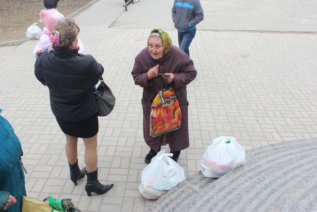 <p>Видача гуманітарної допомоги в Донецьку. Фото: прес-центр</p>