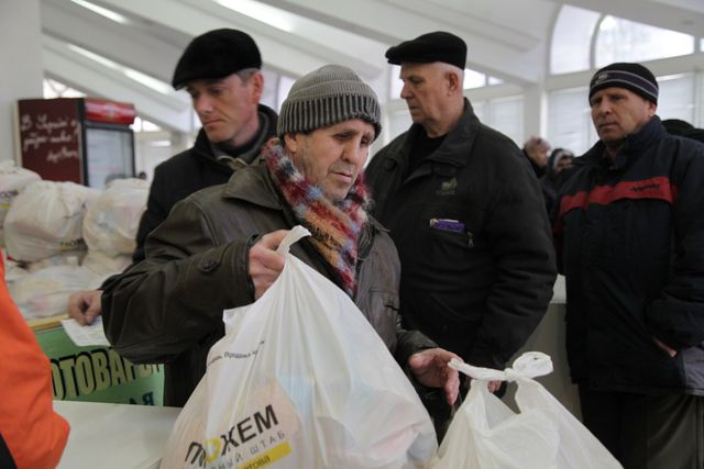 Выдача гуманитарной помощи в Донецке. Фото: пресс-центр
