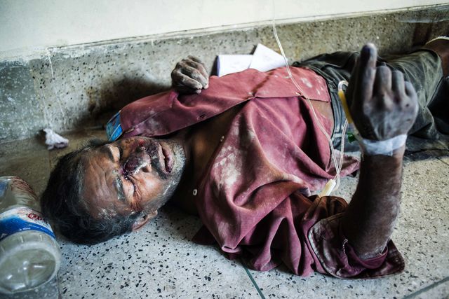 У Бангладеш в результаті обвалення цементного заводу загинули п'ятеро людей, ще близько 100 можуть перебувати під завалами. Відзначається, що в момент обвалення в будівлі знаходилися в основному будівельники. Рятувальникам вдалося витягнути з-під завалів близько 40 осіб. Фото: AFP