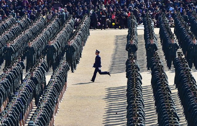В Керене пройшла урочиста церемонія поповнення офіцерського корпусу збройних сил Південної Кореї. 6478 офіцерів армії, флоту, ВВС і морської піхоти присягнули на вірність своїй Батьківщині. Фото: AFP