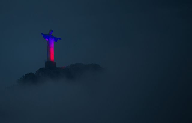 Статуя Христа-Спасителя на горі Корковаду в Ріо-де-Жанейро отримала спеціальну систему ілюмінації. Фото: AFP