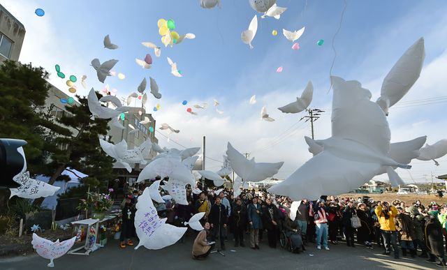 У Японії поминали жертв землетрусу і цунамі 2011 року. Жителі міста Наторі випустили в небо десятки повітряних куль у формі голубів під час загальної панахиди. Фото: AFP