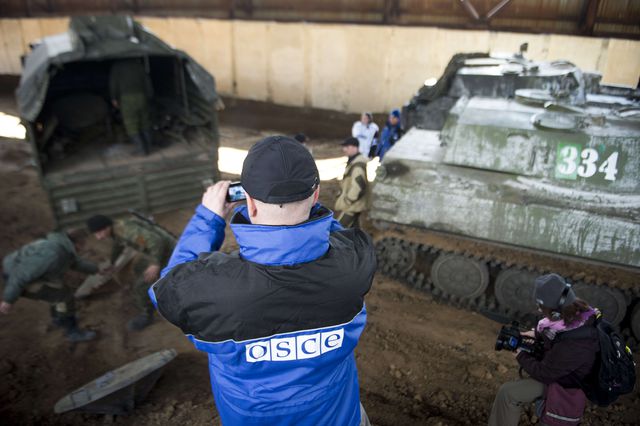Бойовики під наглядом представників ОБСЄ відводять важке озброєння від лінії зіткнення (Сніжне, Донецька область). Фото: AFP