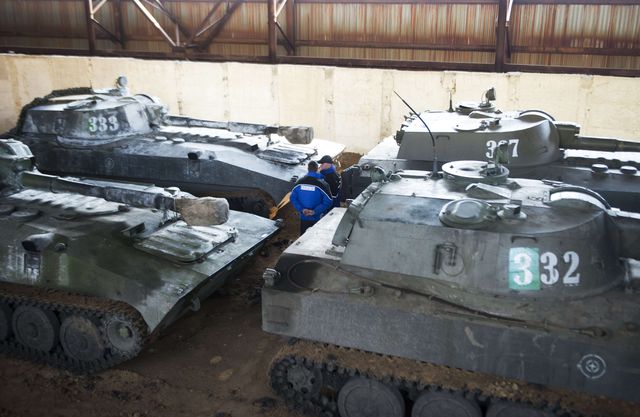 Боевики под наблюдением представителей ОБСЕ отводят тяжелое вооружение от линии соприкосновения (Снежное, Донецкая область). Фото: AFP