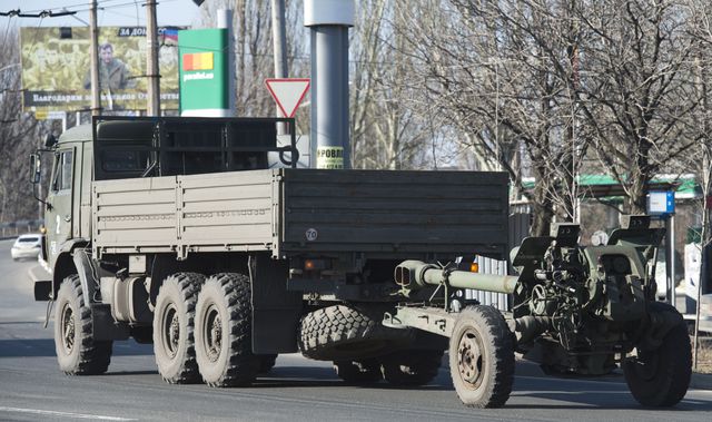 Бойовики під наглядом представників ОБСЄ відводять важке озброєння від лінії зіткнення (Сніжне, Донецька область). Фото: AFP