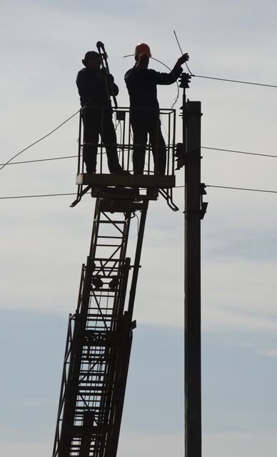 Ремонтные бригады в Никишино, что юго-восточнее Дебальцево, восстанавливают электроснабжение. Фото: AFP