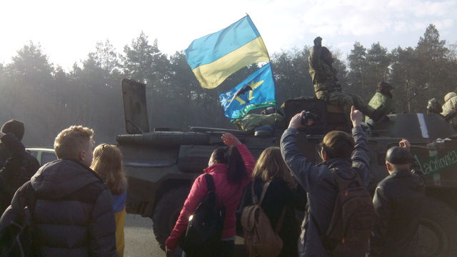 Киевляне встречают "киборгов". Фото: "Сегодня"