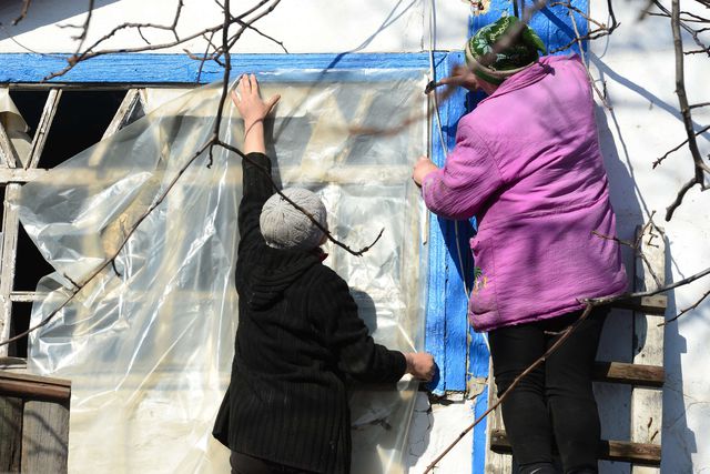 Жителі Нікішине, що на південний схід від Дебальцеве, ремонтують свої житла. Фото: AFP