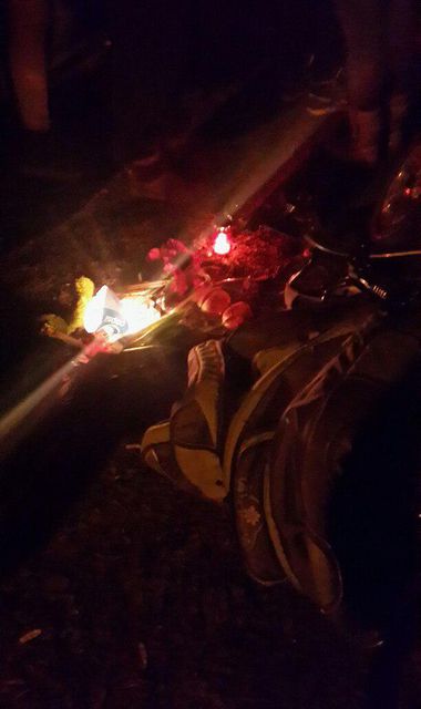 <p><span>Жителі Костянтинівки несуть квіти і свічки до місця загибелі восьмирічної дівчинки</span></p>