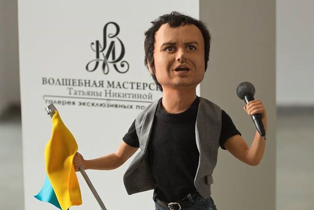 Святослав Вакарчук. Куклу с микрофоном подарили самому певцу. Фото: magicion.com.ua<br />
