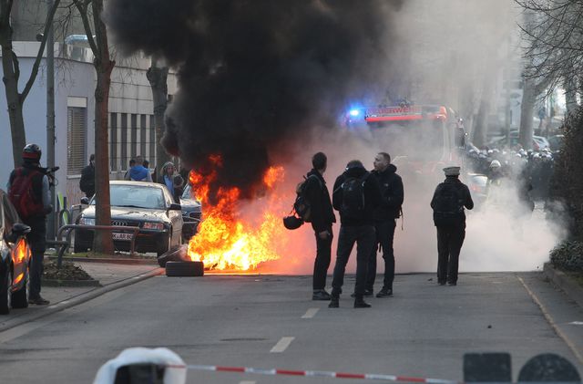 Во Франкфурте-на-Майне произошли столкновения митингующих и полицейских. Фото: AFP