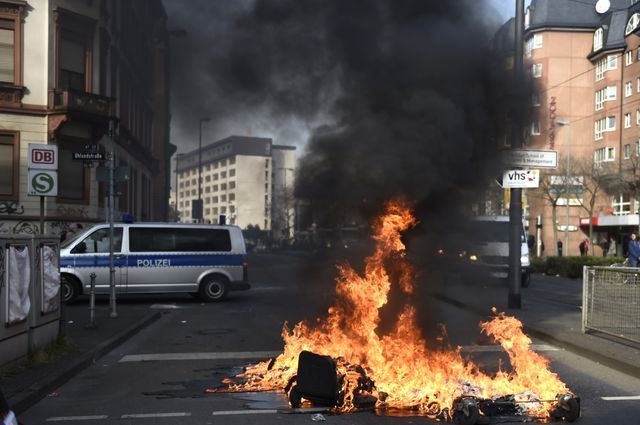 <p>У Франкфурті-на-Майні відбулися зіткнення мітингувальників і поліцейських. Фото: AFP</p>
