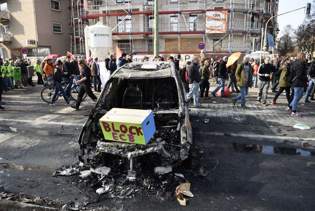 Во Франкфурте-на-Майне произошли столкновения митингующих и полицейских. Фото: AFP