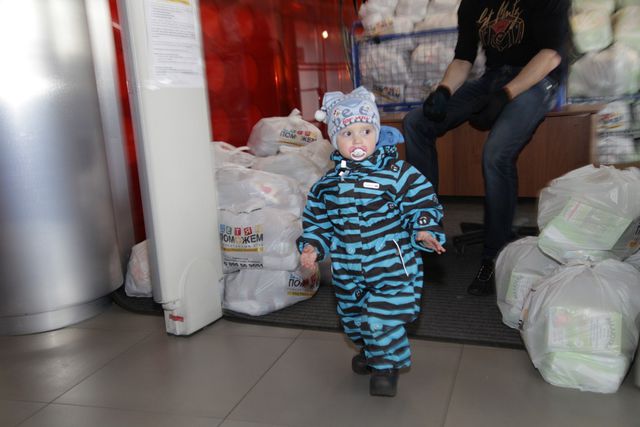 Выдача детских наборов на стадионе Донбасс Арена. Фото: пресс-центр.