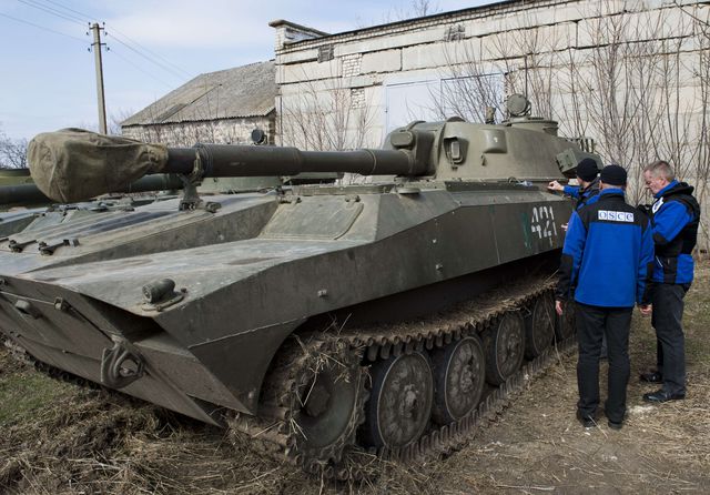 Представники СММ ОБСЄ, в Ульяновську Донецької області, фіксують відведення зброї бойовиками. Фото: AFP