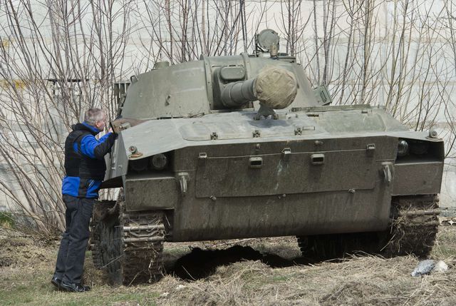 Представители СММ ОБСЕ, в Ульяновске Донецкой области, фиксируют отвод оружия боевиками. Фото: AFP