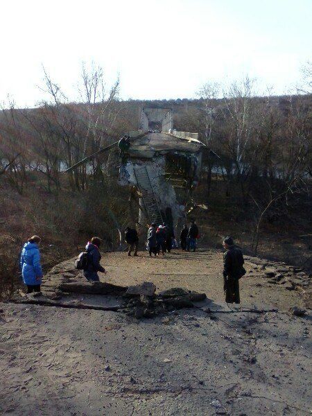 Разрушенный мост под Станицей Луганской. Фото: informator.lg.ua