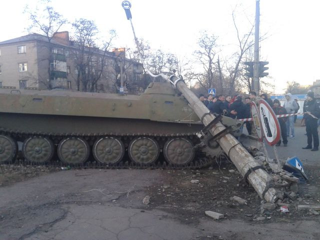 Украинские военнослужащие на бронемашине совершили наезд на пешеходов в Константиновке. Фото: Соцсети