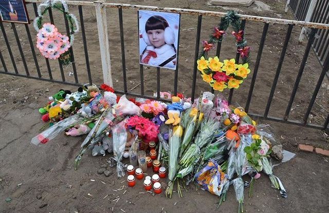 В резльтате наезда в Константиновке бронетехникой украинских военнослужащих на пешеходов погибла восьмилетняя девочка. Фото: Соцсети