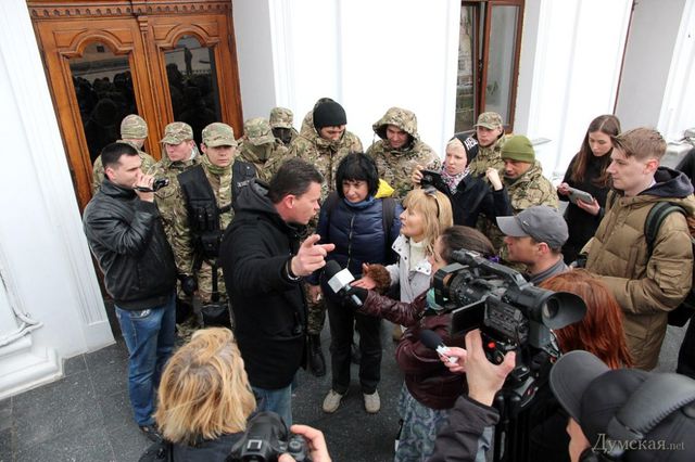 Называли депутатов ворами и требовали другой Генплан. Фото: dumskaya.net, uc.od.ua