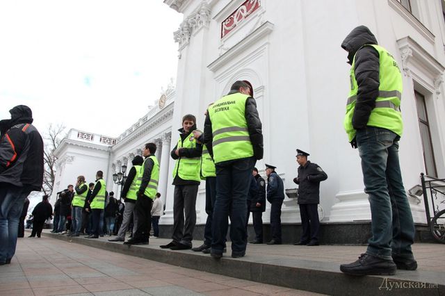 <p>Називали депутатів злодіями і вимагали інший Генплан. Фото: dumskaya.net, uc.od.ua</p>