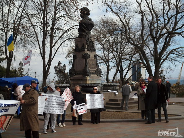 <p>Називали депутатів злодіями і вимагали інший Генплан. Фото: dumskaya.net, uc.od.ua</p>