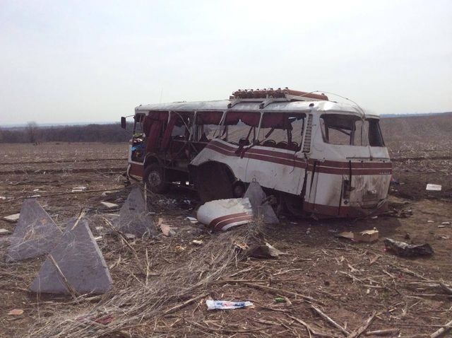 Автобус подорвался на мине по дороге в Горловку. Фото: Пресс-служба МВД