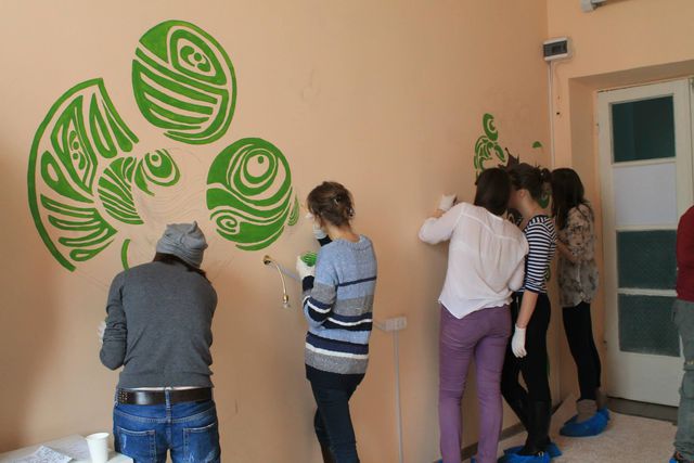 <p>Активісти розмалювали стіни опікового центру. Фото: Марія Насєдкіна</p>