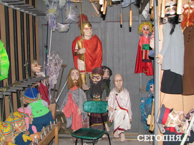 Під замком. Театральні ляльки зберігають у колишньому банківському сейфі. Фото: А. Шульга