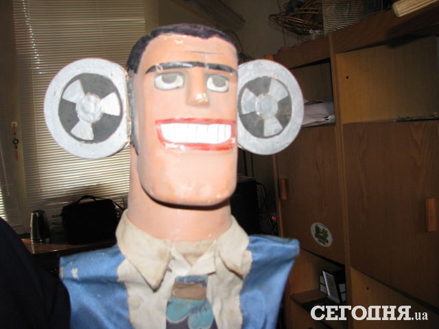 Для куклы-агента Джеймса Бонда сделали дублера, который умеет лишь двигать ушами-бабинами. Фото: А. Шульга