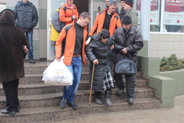 Выдача гуманитарной помощи в Донецке. Фото: пресс-центр.
