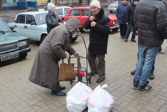 <p>Видача гуманітарної допомоги в Донецьку. Фото: прес-центр.</p>