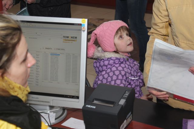 Выдача гуманитарной помощи в Донецке. Фото: пресс-центр.