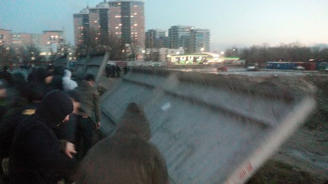 <p>&nbsp;<span>Учасники акції протесту зламали бетонний паркан навколо будівництва, фото Руслан Андрійко/Facebook</span></p>