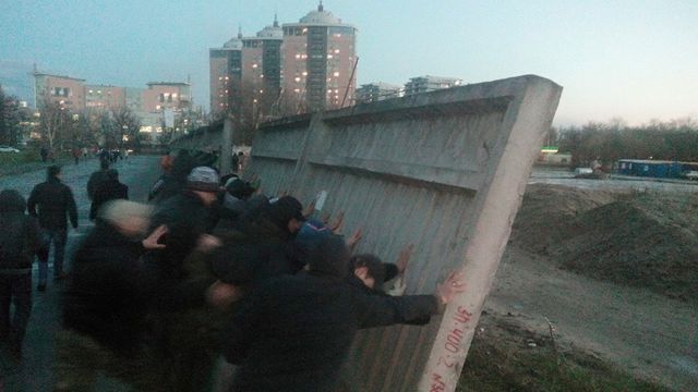 <p>&nbsp;<span>Учасники акції протесту зламали бетонний паркан навколо будівництва, фото Руслан Андрійко/Facebook</span></p>