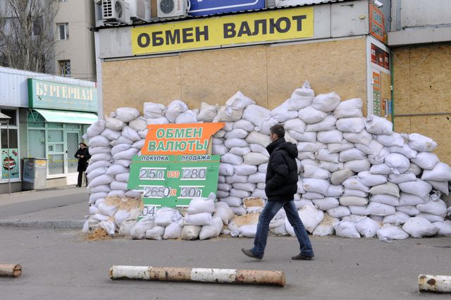Пункт обмена валют в Донецке серьезно укреплен. Фото: AFP