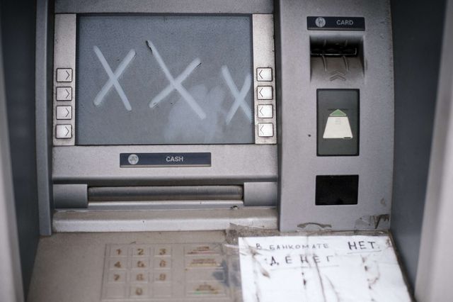 Банкомат одного из банкаов в Донецке. Фото: AFP