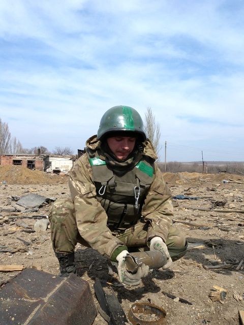 Украинские военнослужащие ведут работу по поиску и обезвреживанию неразорвавшихся снарядов и заминированных боевиками объектов. Фото: пресс-служба СНБО