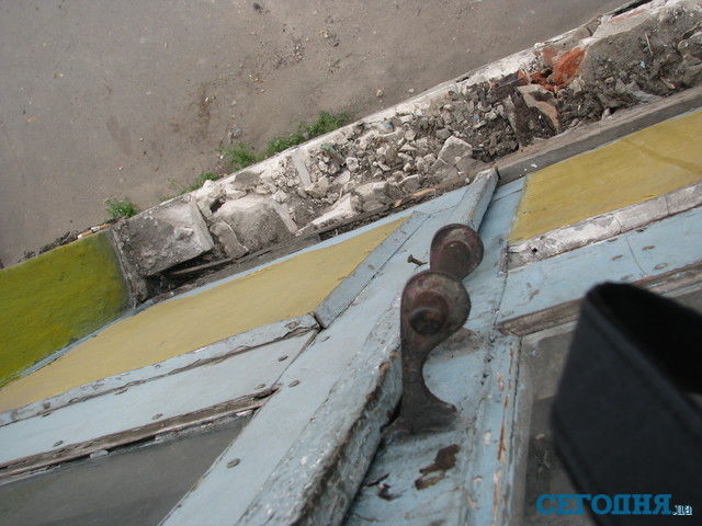 В Днепропетровске появился реестр аварийных домов. Фото: vv.com.ua и dp.vgorode.ua