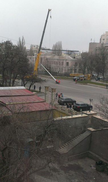 Флагшток будут восстанавливать непосредственно на месте теракта. Фото: sq.com.ua, twitter.com/itsector