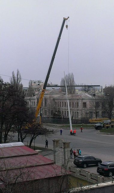 Флагшток будут восстанавливать непосредственно на месте теракта. Фото: sq.com.ua, twitter.com/itsector