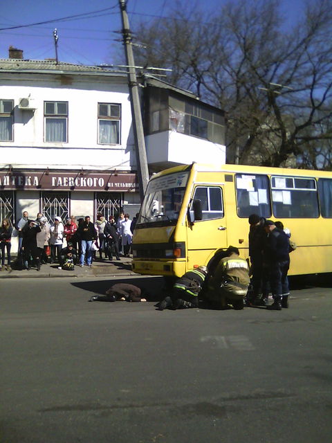 Под колесами маршрутки погибла бабушка. Фото: od-news.com, ГСЧС Украины в Одесской области