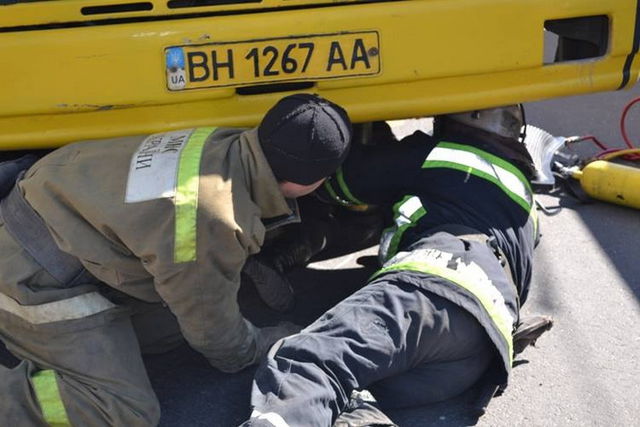 Под колесами маршрутки погибла бабушка. Фото: od-news.com, ГСЧС Украины в Одесской области