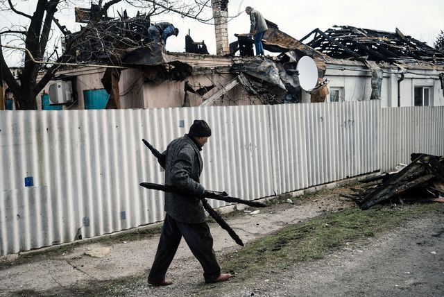 Дончане разбирают завалы и пожарища на крышах домов. Фото: AFP