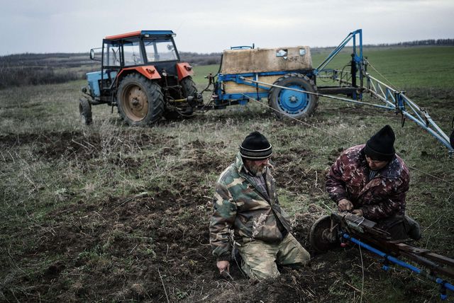 Фермери, ризикуючи життям, серед снарядів, готують поля до посівної на окупованій території. Фото: AFP