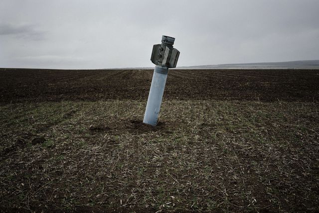 Фермери, ризикуючи життям, серед снарядів, готують поля до посівної на окупованій території. Фото: AFP