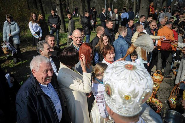 Яценюк с семьей посетили пасхальное богослужение. Фото: Фейсбук
