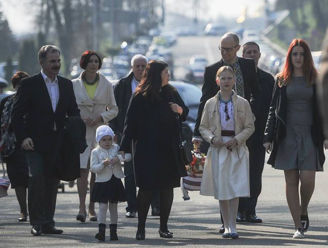 <p>Яценюк з родиною відвідали великоднє богослужіння. Фото: Фейсбук</p>